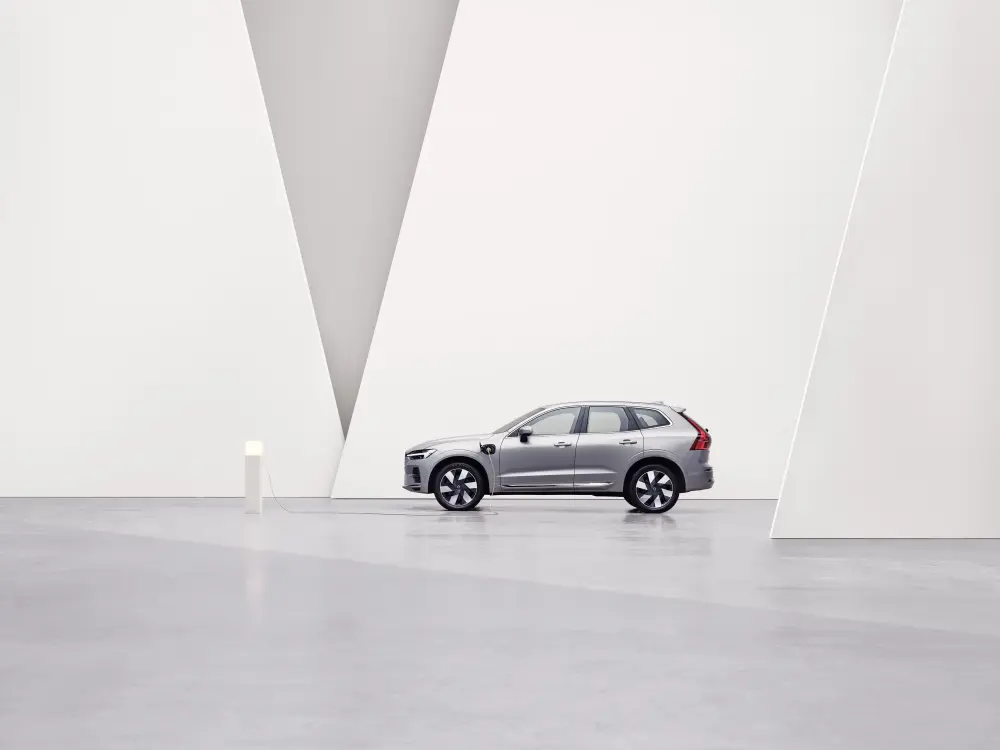 volvo_xc60_t6_294985_xc60_recharge_t8_silver_dawn-20240718-090414_leasing